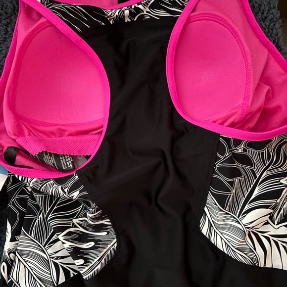ZeroXposur Black and Pink Tankini Top - Picture 6 of 6